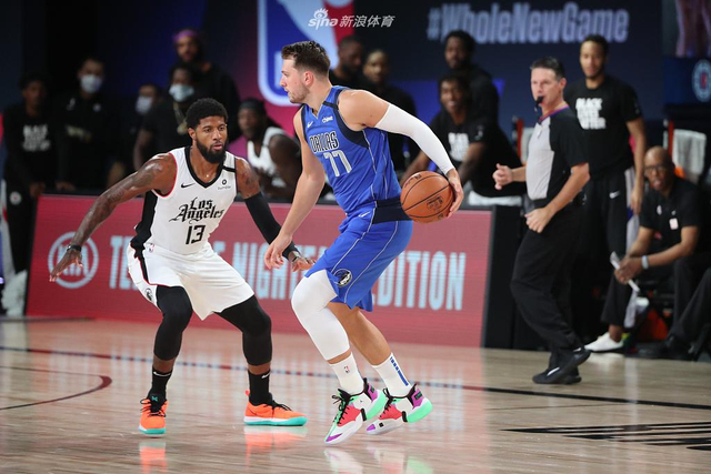 他在赛后采 他在赛后采